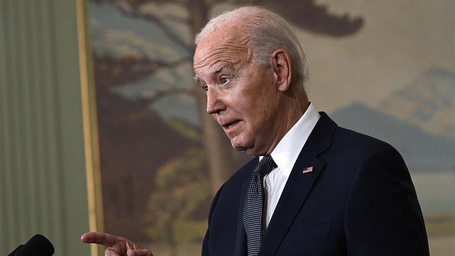 <div></noscript>Biden again calls Xi Jinping a 'dictator' as China vows to be 'unstoppable' in retaking Taiwan</div>