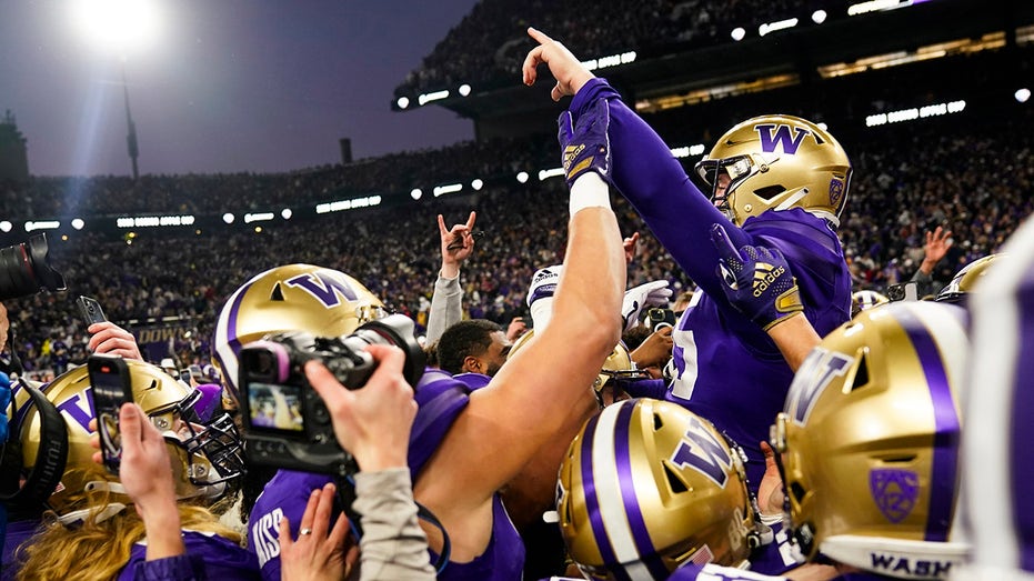 Washington surprises kicker with scholarship after game-winning field goal