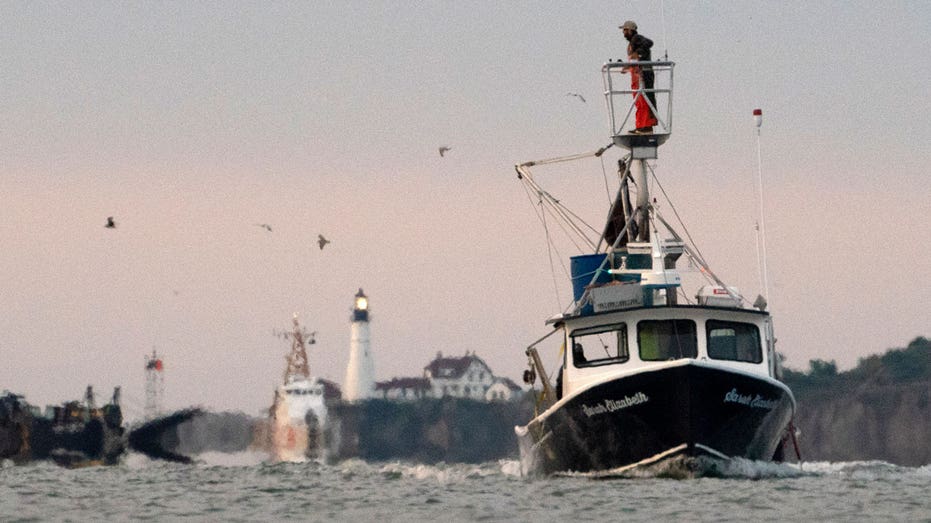 Driver trapped in sinking car in Maine bay rescued by nearby lobsterman, first responders