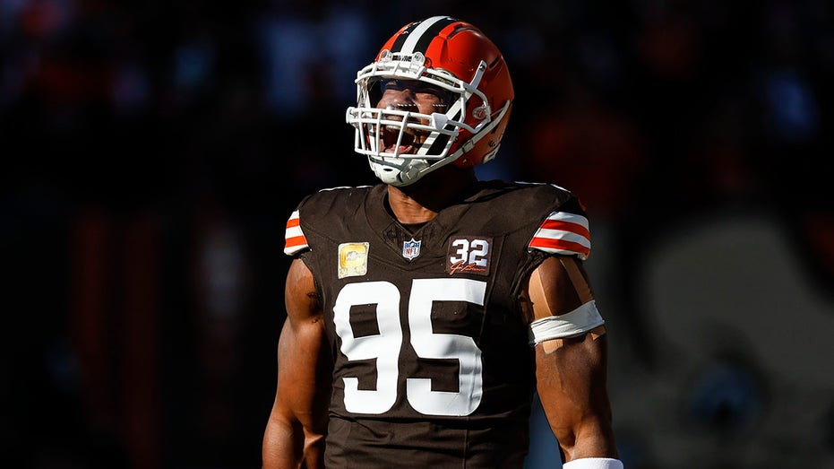 Browns’ Myles Garrett sets off alarms as he finds himself with Steelers helmet again