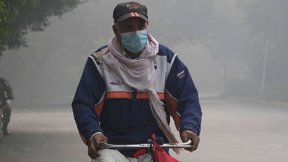 Heavy smog in Pakistan’s capital leaves thousands sick, forces school closures