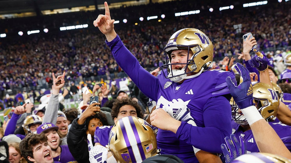 Last second field goal secures Washington's perfect regular season, wins Apple Cup