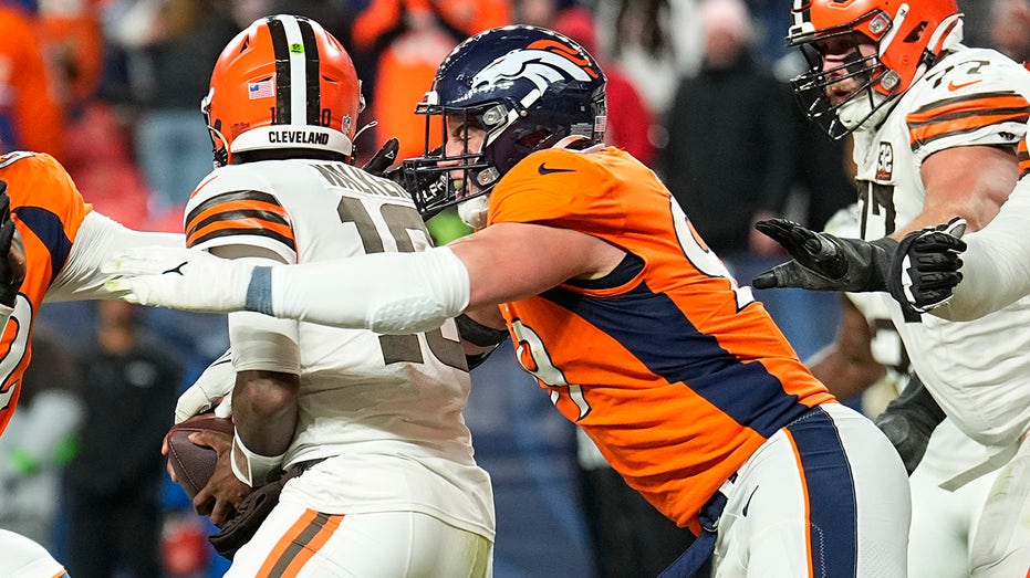 Broncos' defense swarms Browns in big win to get back to over .500