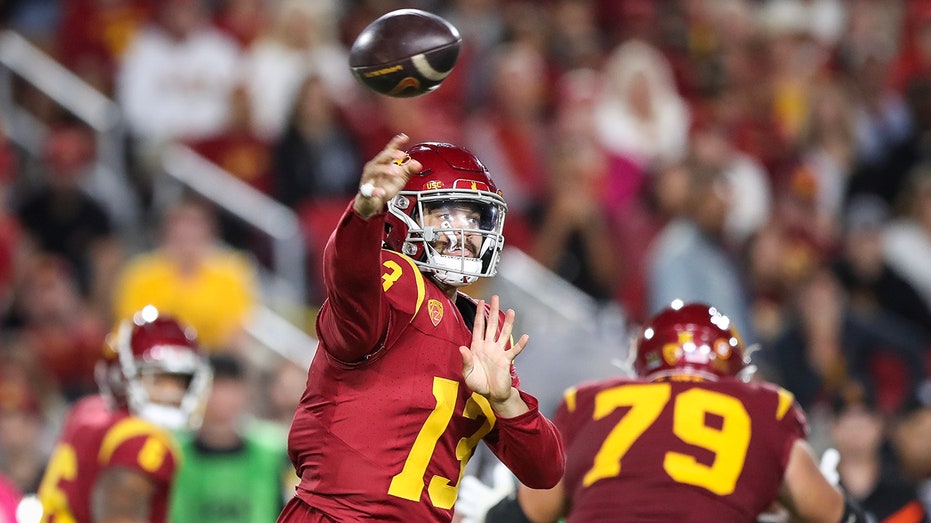 USC puts its own twist on flea-flicker for long touchdown