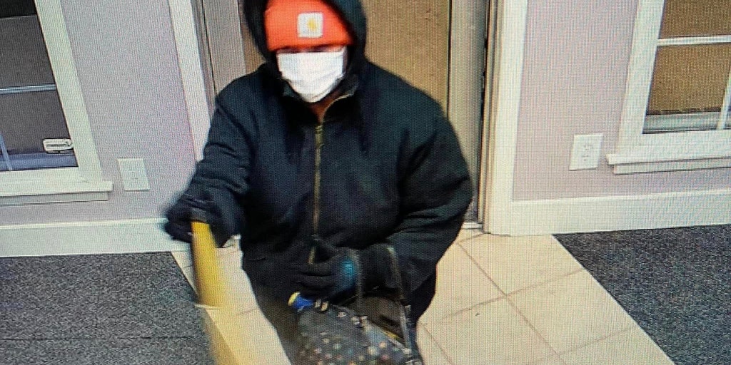 Alabama robbery suspect tells jewelers 'happy holidays' before deploying bear spray – shopkeeper shoots back - Vimarsana News