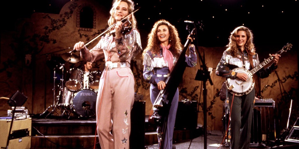 Founding Dixie Chicks member dies in head-on collision in Texas: Officials - Vimarsana News