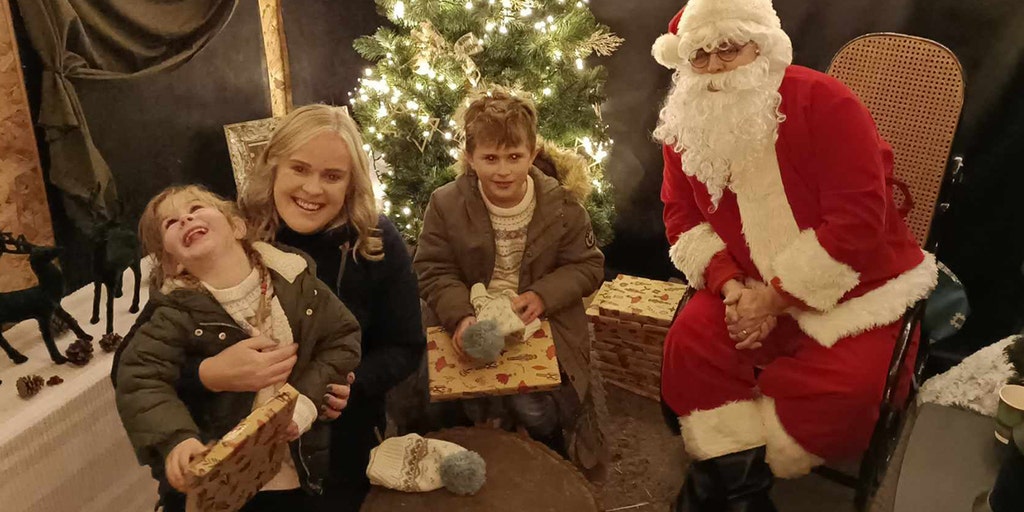 Deaf girl finally tells Santa what she wants for Christmas after elf helps 'sign' list to the man in red - Vimarsana News