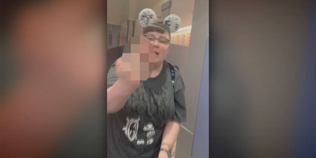 Confrontation between Spanish-speaking mom and woman at Disneyland caught on camera - Vimarsana News