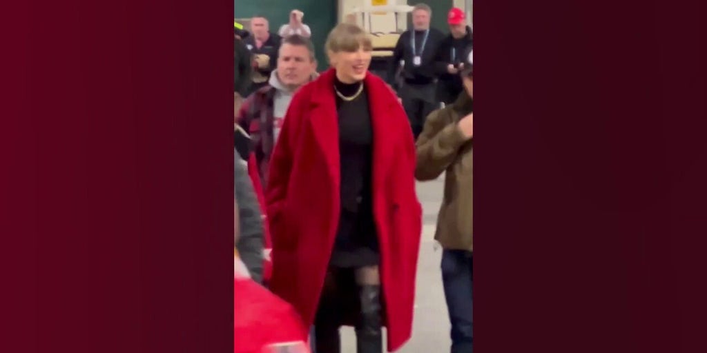 Taylor Swift supports Travis Kelce with Brittany Mahomes by her side - Vimarsana News