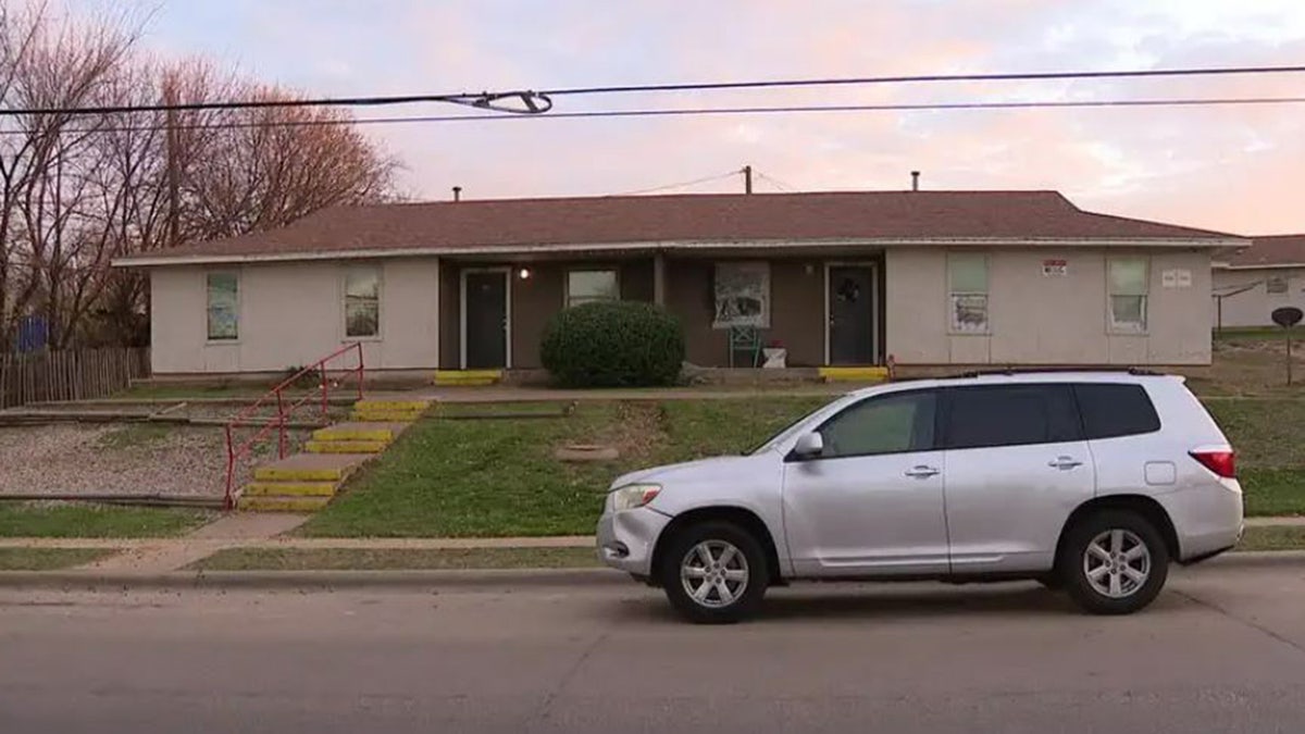 Texas woman fatally shoots 14-year-old who tried to burglarize home: police 2 Outside of apartment building