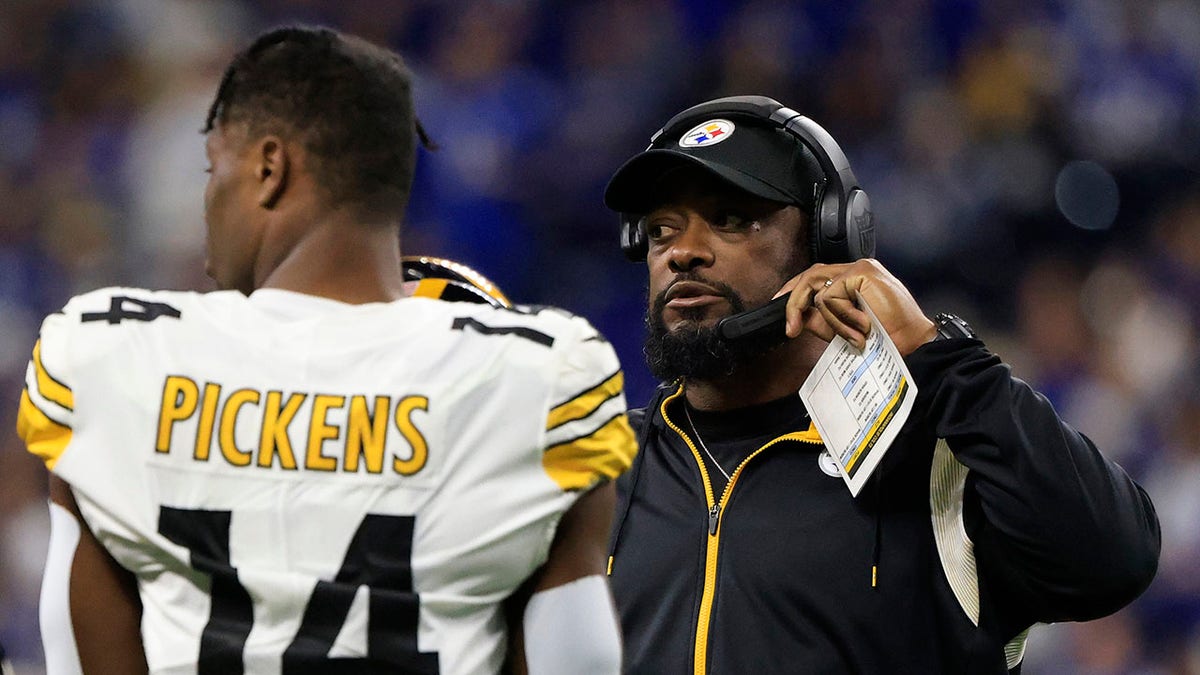 Mike Tomlin interacts with George Pickens