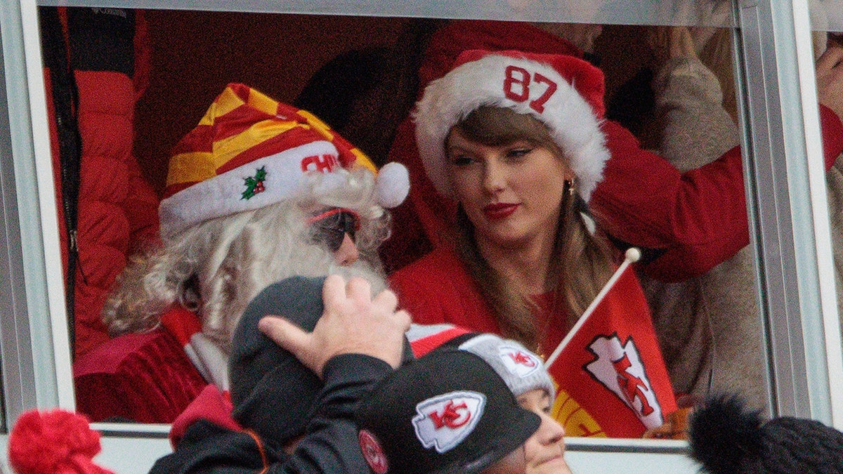 Taylor Swift spends Christmas cheering on Travis Kelce against Raiders