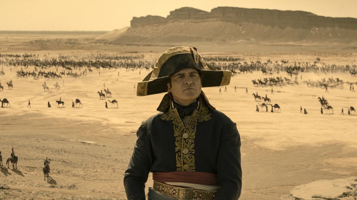 Joaquin Phoenix vestido como Napoleão Bonaparte em still de filme