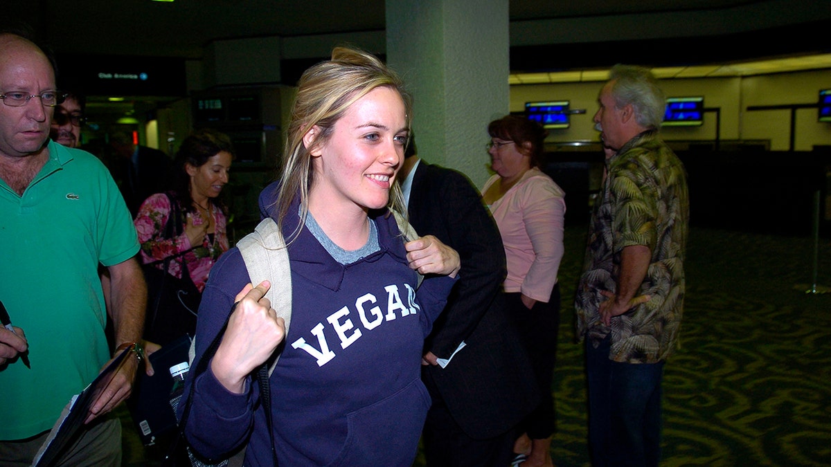 Alicia Silverstone arrives at the airport