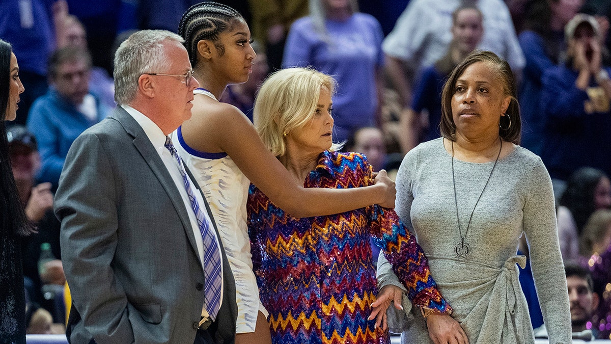 Angel Reese holds Kim Mulkey back