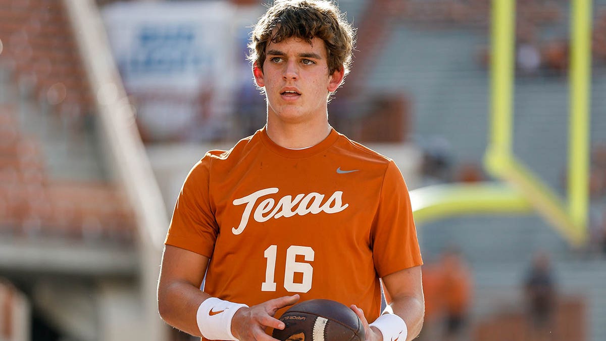 Eli Manning says nephew Arch should not transfer out of Texas