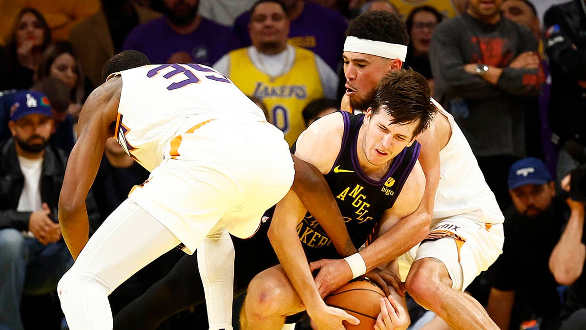 Austin Reaves defended by Suns players