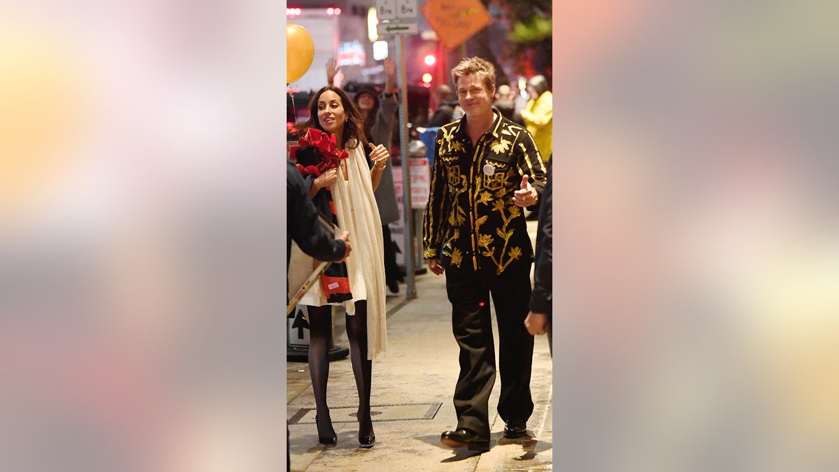 Brad Pitt e Ines de Ramon são vistos em uma rua de Los Angeles.