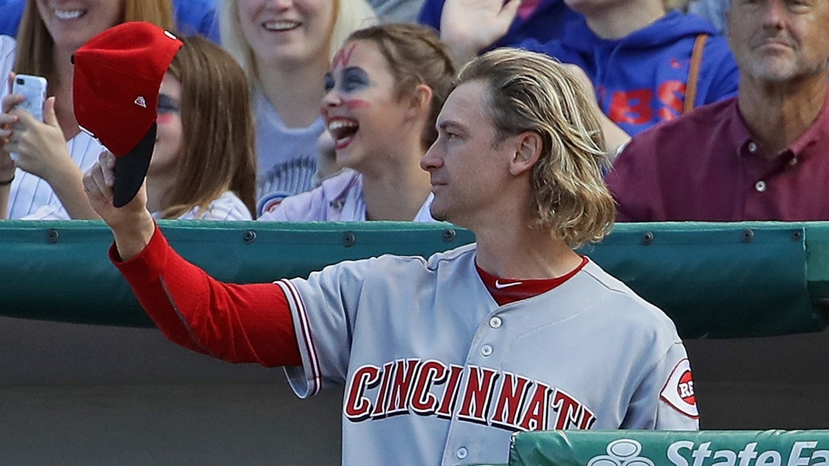 Bronson Arroyo tips his cap