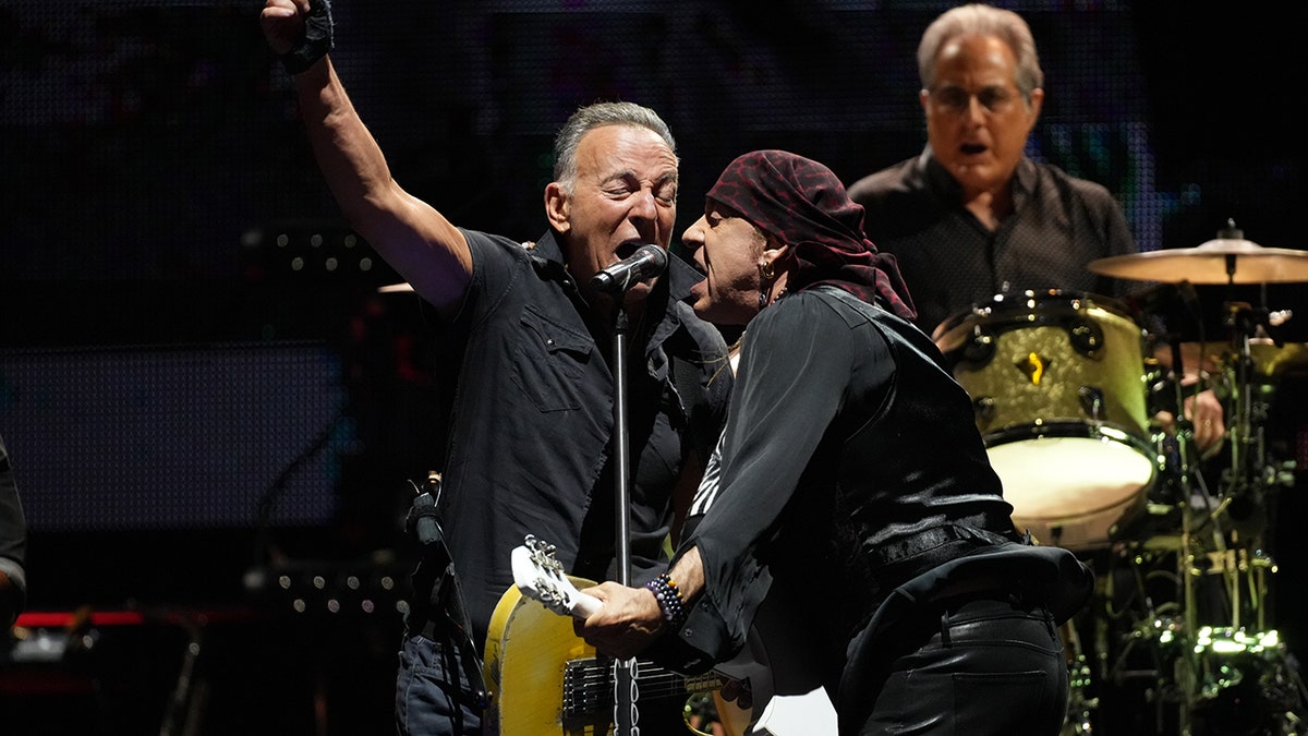 Bruce Springsteen cantando con Steven Van Zandt en el escenario