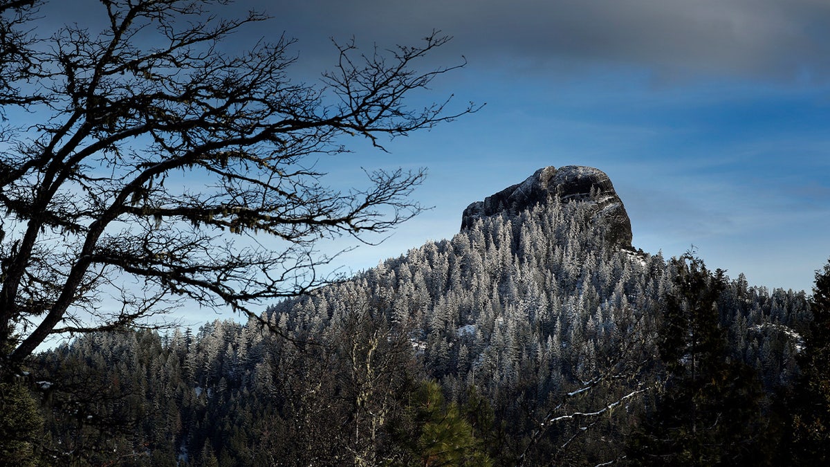 Pilot Rock en el Monumento Nacional Cascade-Siskiyou, a las afueras de Ashland, Oregón, el martes 20 de febrero de 2018. El monumento, ampliado en el último año de la administración Obama, pero bajo la administración Trump, el parque corre el riesgo de ser reducido y de que las tierras antaño protegidas se abran a la explotación maderera y a los vehículos motorizados. (Foto de Carlos Ávila González/San Francisco Chronicle vía Getty Images)