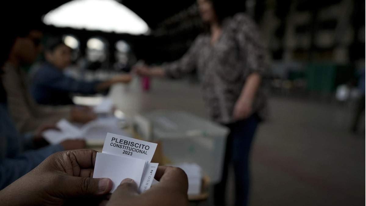 Chilean poll worker