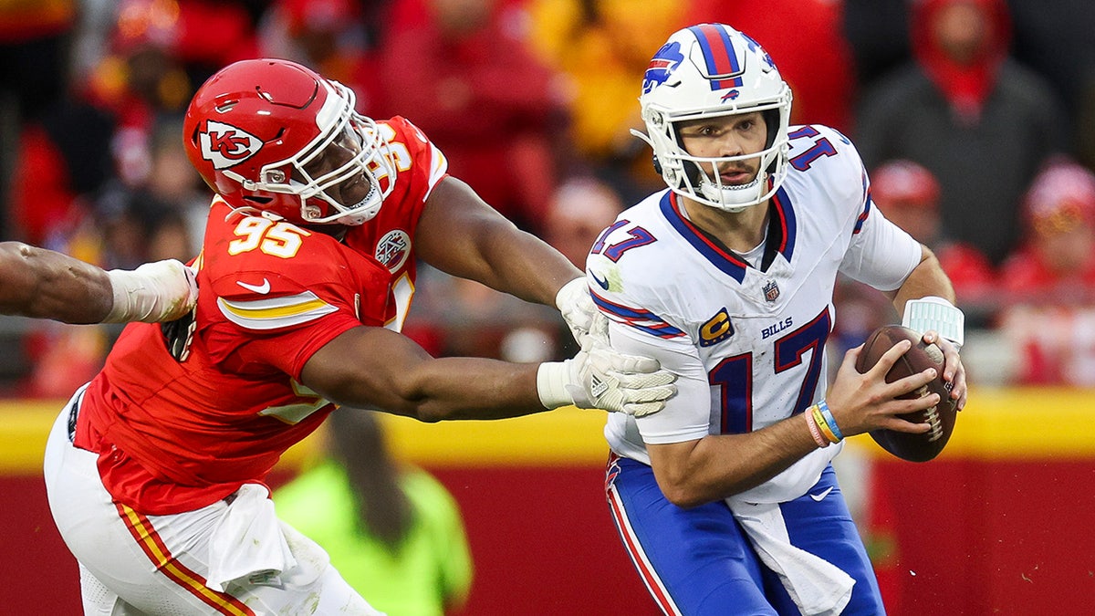 Chiefs Chris Jones gets into heated conversation with coach; assistant ...