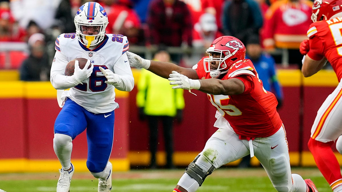 Chiefs Chris Jones gets into heated conversation with coach; assistant slams tablet 1 Chris Jones tackles Ty Johnson