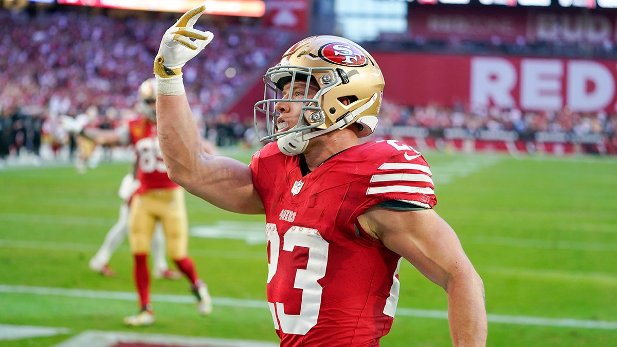 Christian McCaffrey celebra