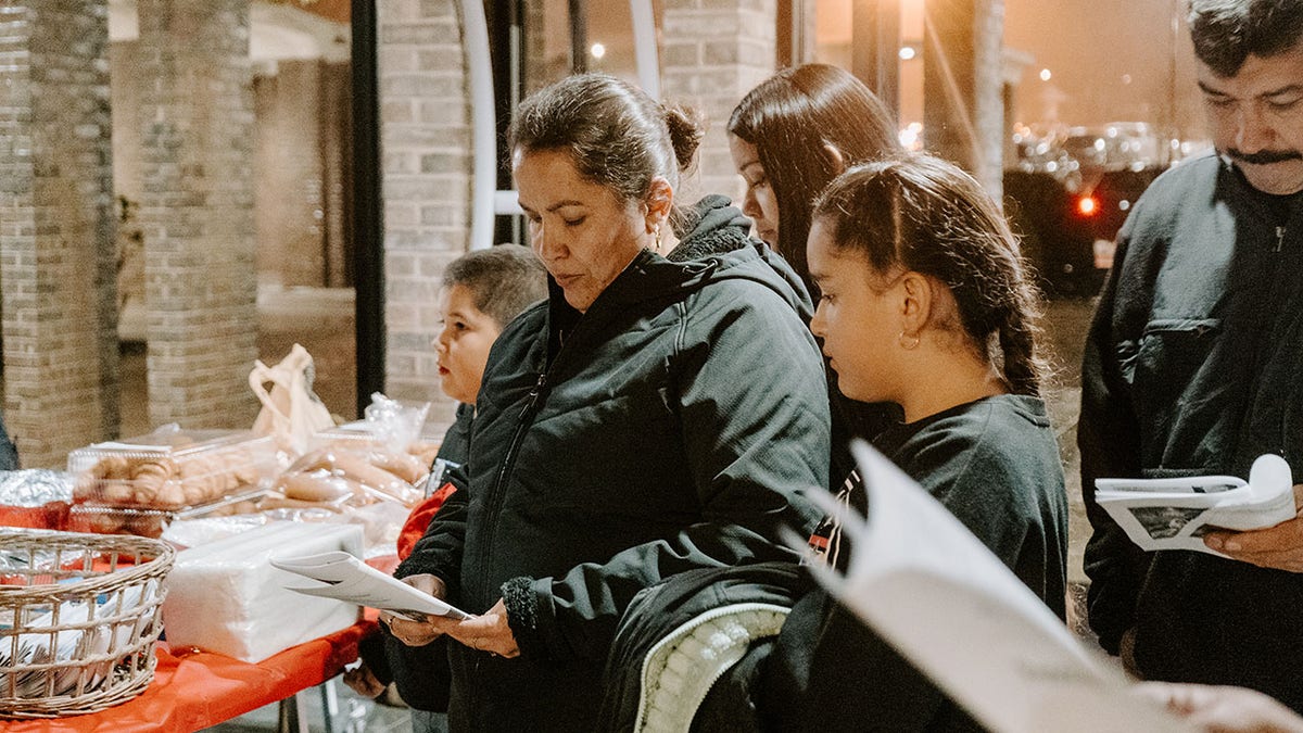 crowd praying during las posadas