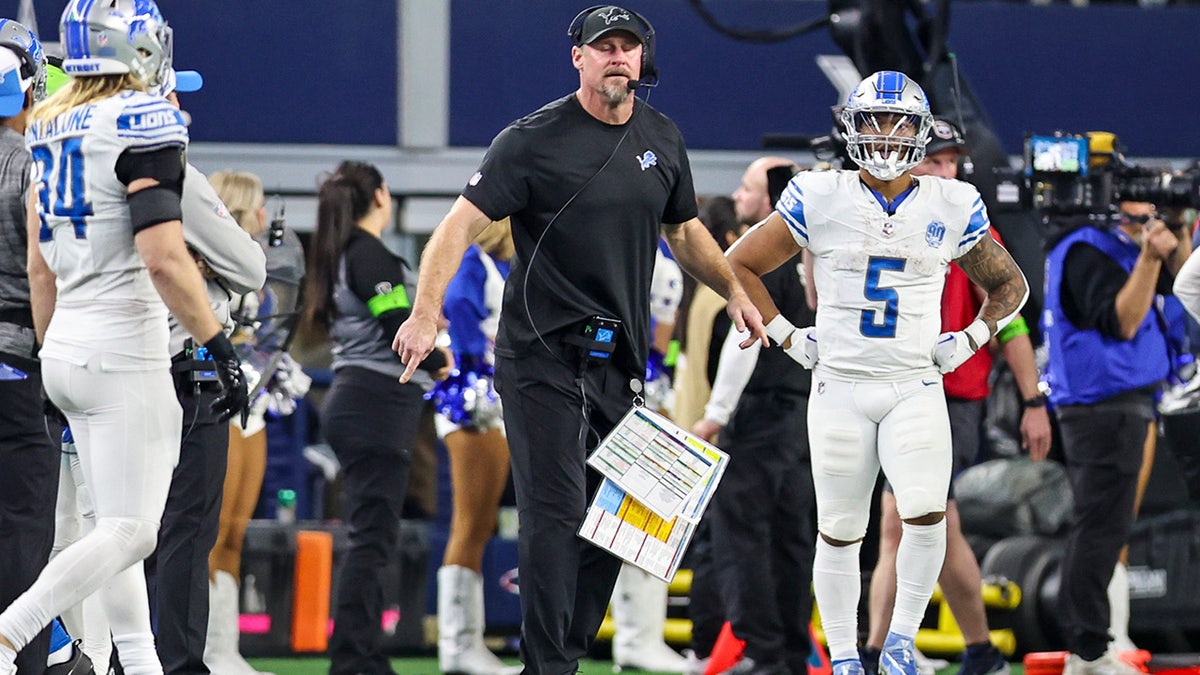 Dan Campbell tepki gösteriyor