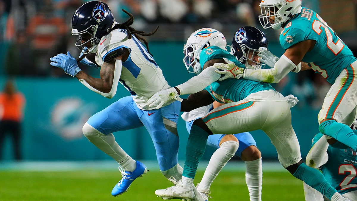 Titans break NFL teams’ 767-game drought with shocking win over Dolphins 2 DeAndre Hopkins runs