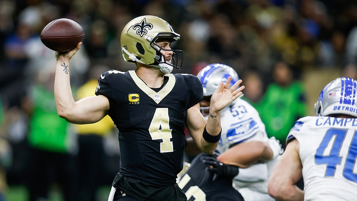 Derek Carr throws ball