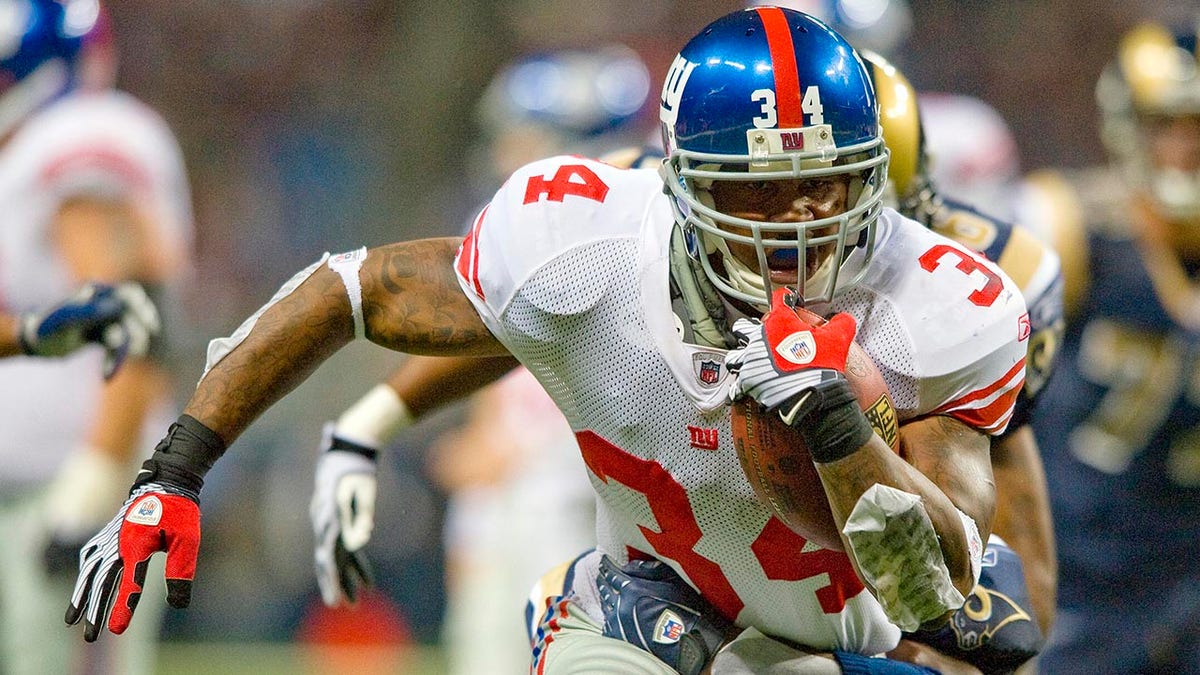 Super Bowl champ Derrick Ward faces 5 felony robbery charges 1 Derrick Ward vs Rams