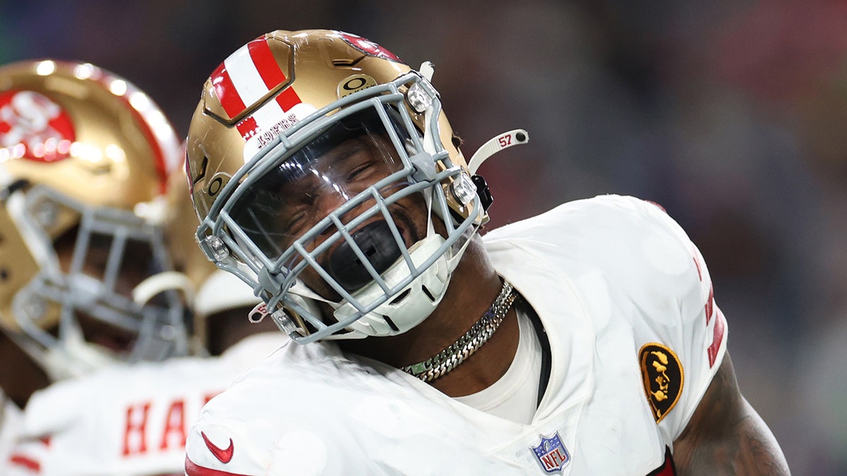49ers' Dre Greenlaw, Eagles' head of security ejected after altercation during game 3 Dre Greenlaw reacts to play