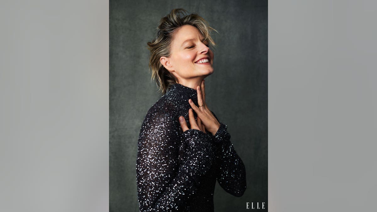 Perfil lateral de Jodie Foster posando em Elle