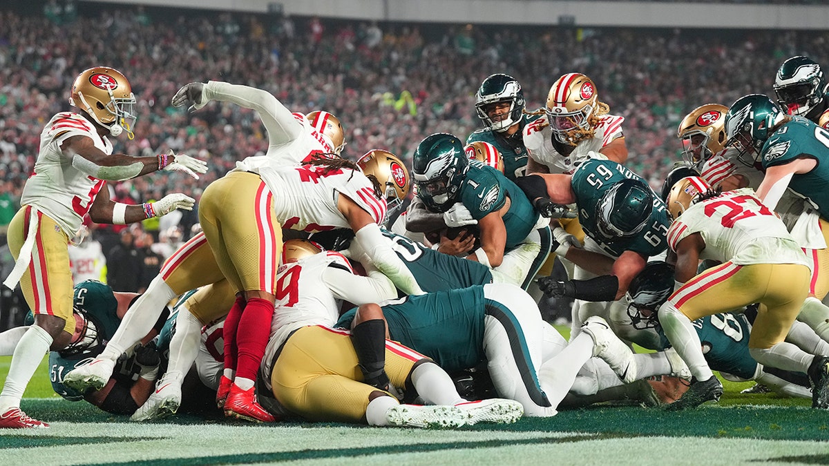 NFL denies ‘Tush Push’ ban rumors as Eagles continue to dominate: ‘This play has evolved’ 1 Eagles 'Tush Push' play