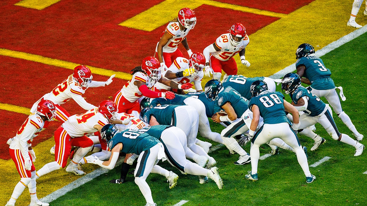 NFL denies ‘Tush Push’ ban rumors as Eagles continue to dominate: ‘This play has evolved’ 2 Eagles 'Brotherly Shove' on Jalen Hurts