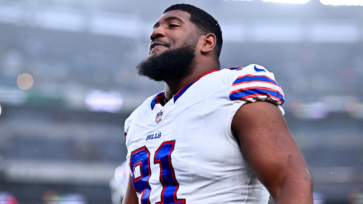 Ed Oliver walks off