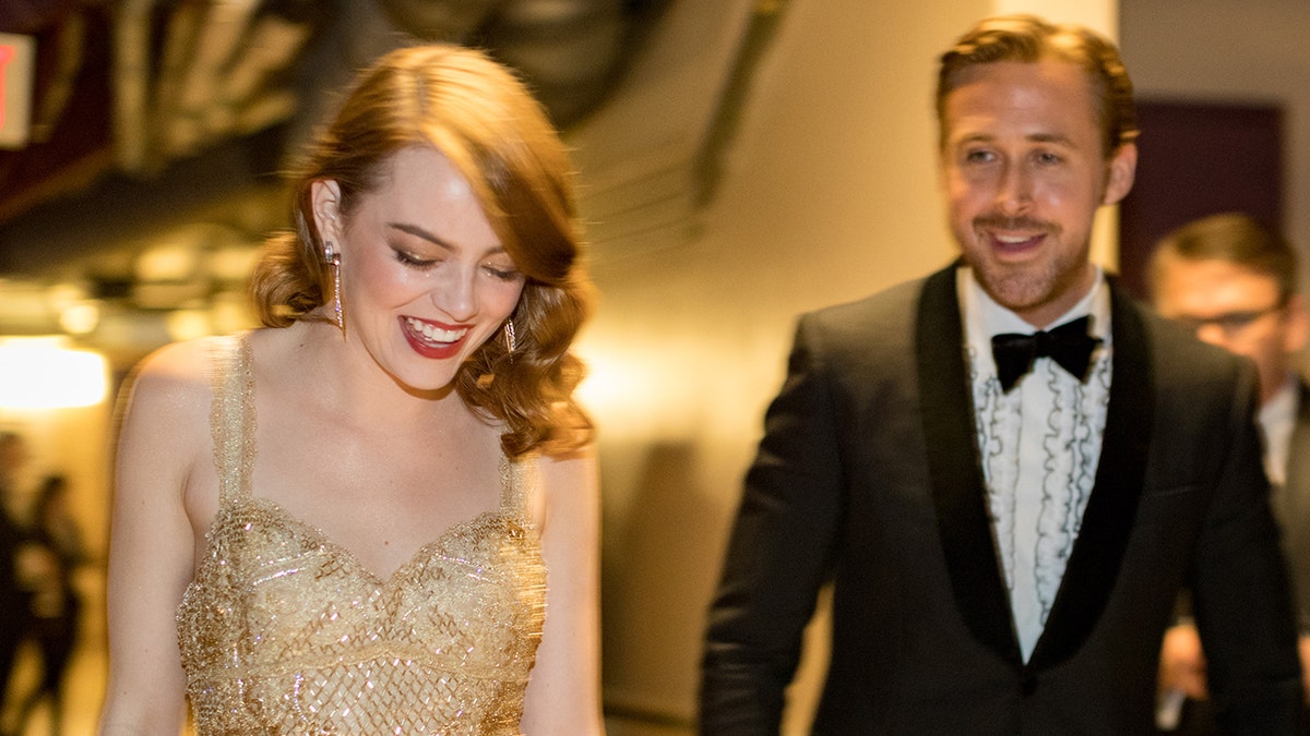 Emma Stone e Ryan Gosling participam de premiação