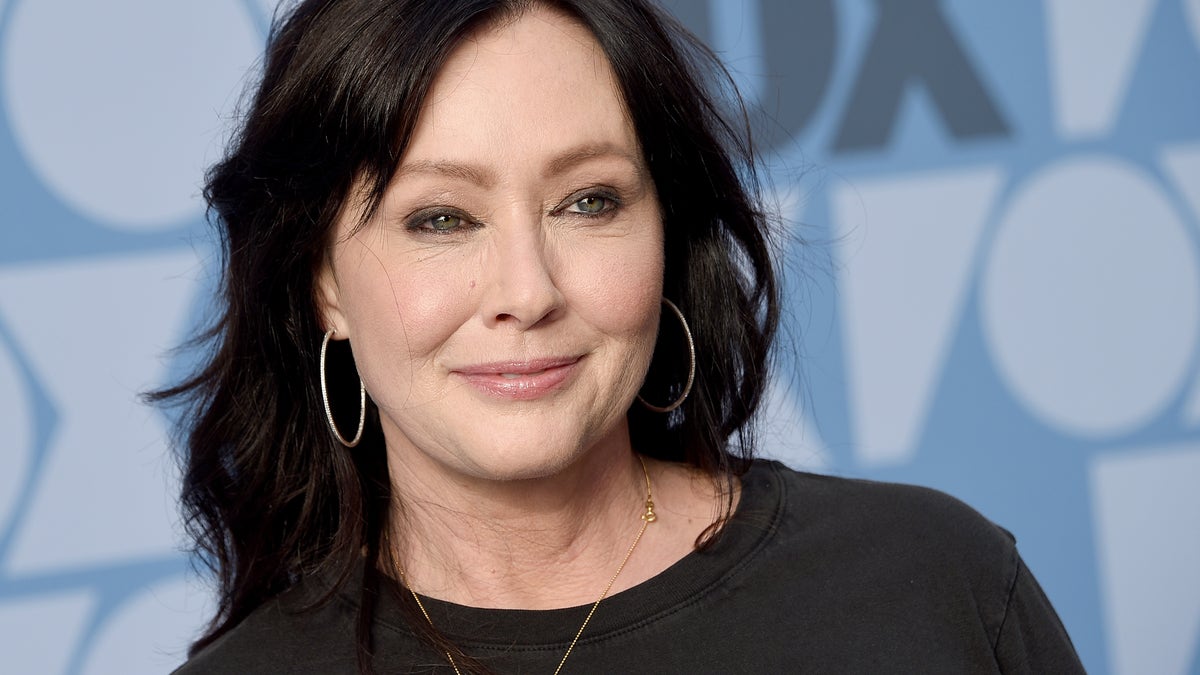 Close up of Shannen Doherty