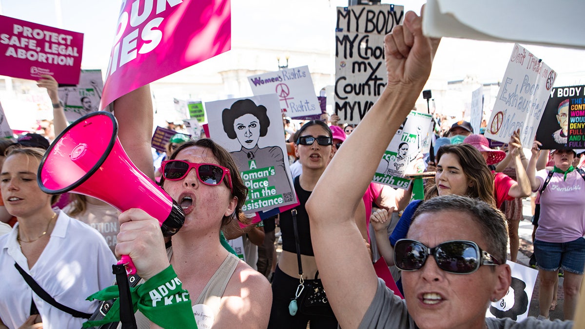 Activistas pro-aborto fuera de SCOTUS