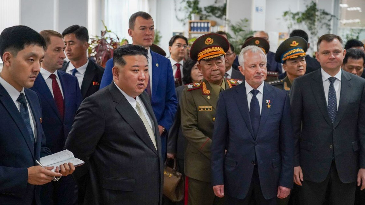 Kim Jong Un, Russian officials