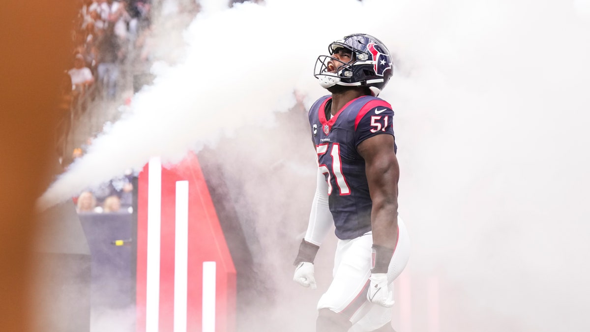 Will Anderson runs out of the tunnel before a Texans game