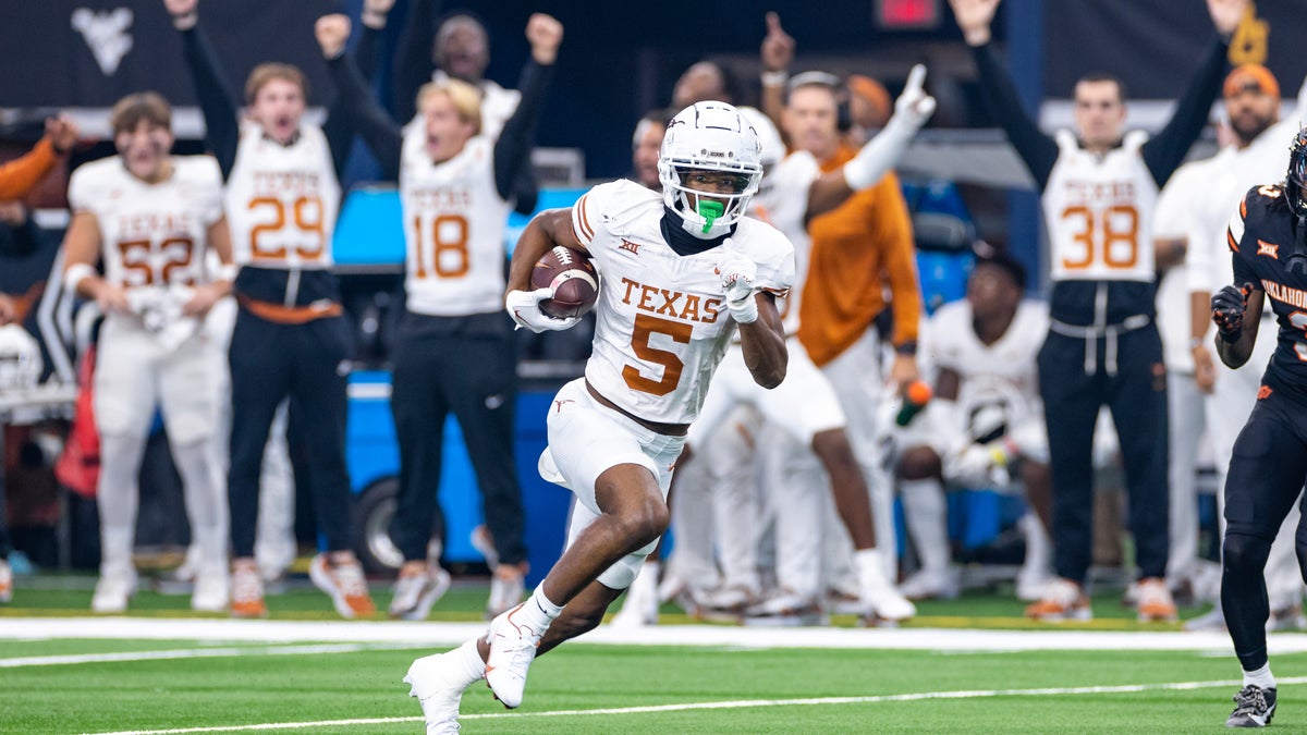 Adonai Mitchell plays against Oklahoma State