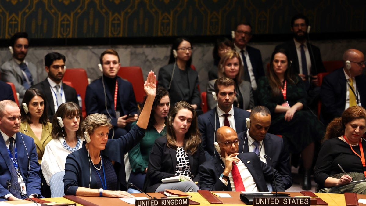 UK and US ambassadors seen voting at UN security council meeting