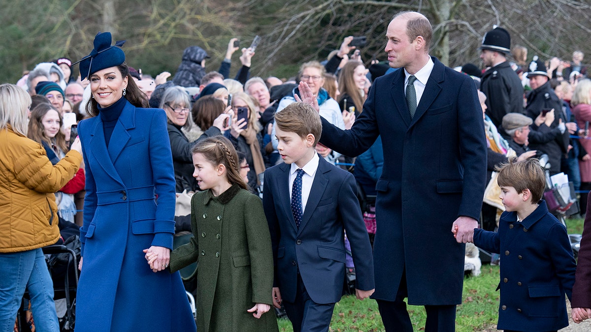Kate Middleton, Príncipe William, caminhando com a Princesa Charlotte, o Príncipe George e o Príncipe Louis
