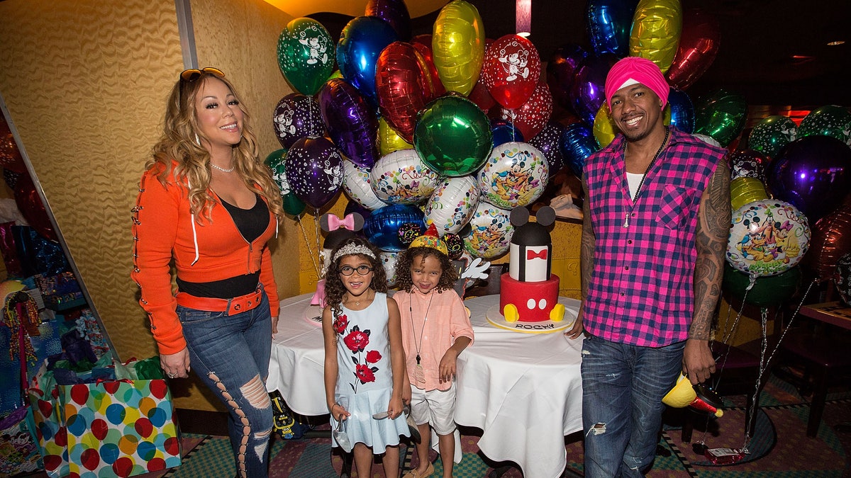 Nick Cannon com Mariah Carey e seus filhos na Disneylândia