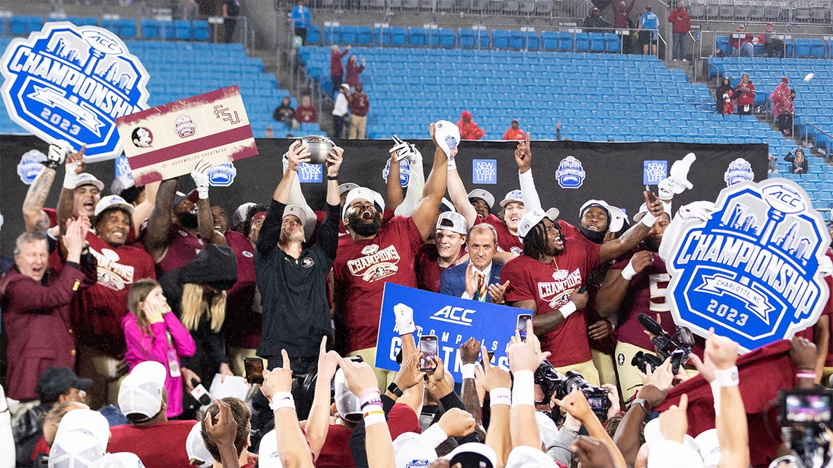 Florida State QB says they should be national champions if they are only undefeated team after Playoff 2 Florida State Seminoles celebrate the ACC title