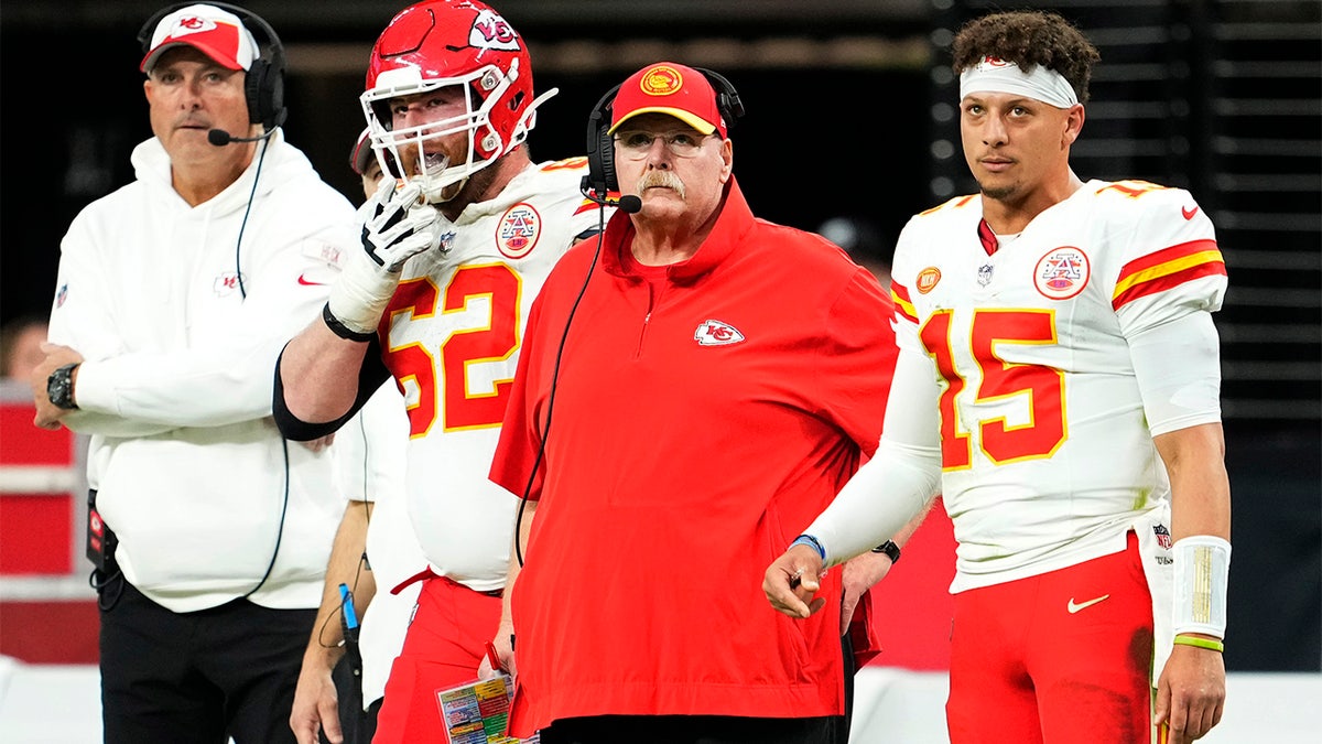 Andy Reid and Patrick Mahomes on the sideline